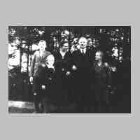 002-0015 Fritz Lindenau mit Frau Luise und den Kindern.jpg
